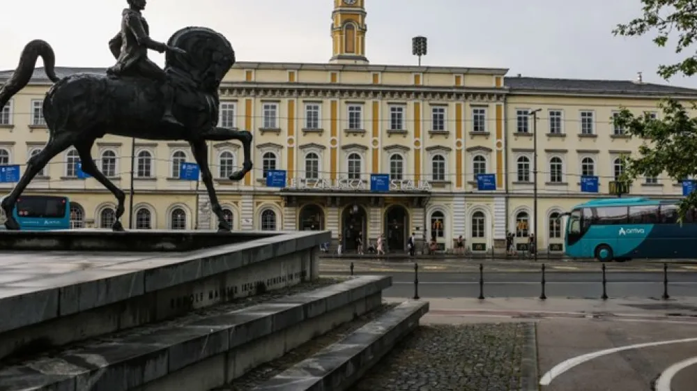 Na pohajkovanje po Sloveniji se bodo od 1. julija 2020 lahko  načeloma odpravili vsi  upokojenci in starej&scaron;i od 65 let. Vozovnica za vlake in medkrajevne avtobuse bo brezplačna.