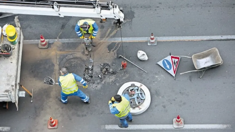 Tuji delavci bodo na Info točki dobili vse potrebne informacije. Slika je simbolična.