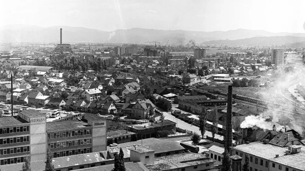 Pogled preko Kolinske na naselje družinskih hi&scaron; v Zeleni jami leta 1971