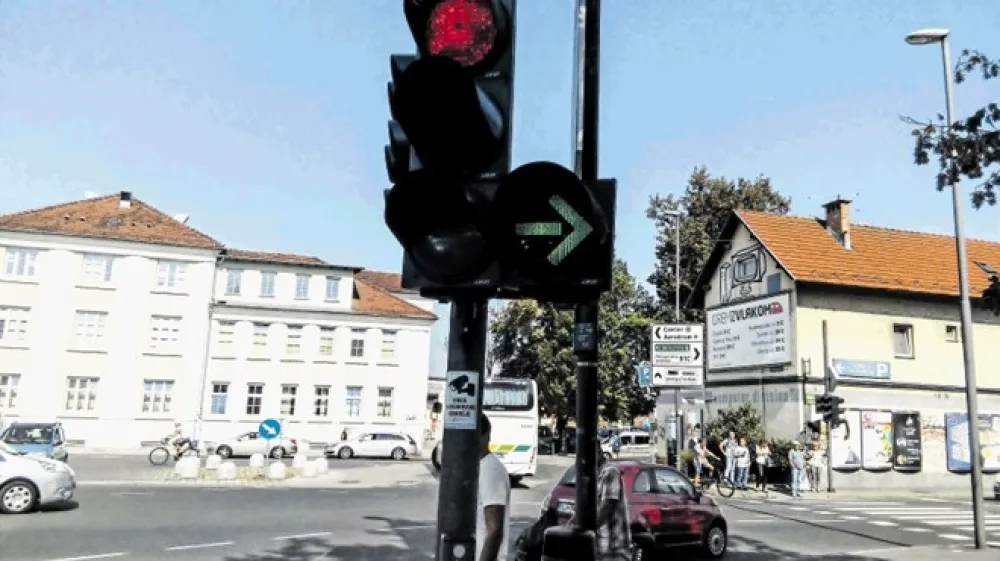 Semaforjev z zeleno lučjo (kot ta na križi&scaron;ču Resljeve in Masarykove v Ljubljani) je po Sloveniji ogromno, križi&scaron;ča, ki bi bilo opremljeno z novim znakom, ki dovoljuje stalno zavijanje desno pri rdeči luči, pa ni (&scaron;e) nobenega.
