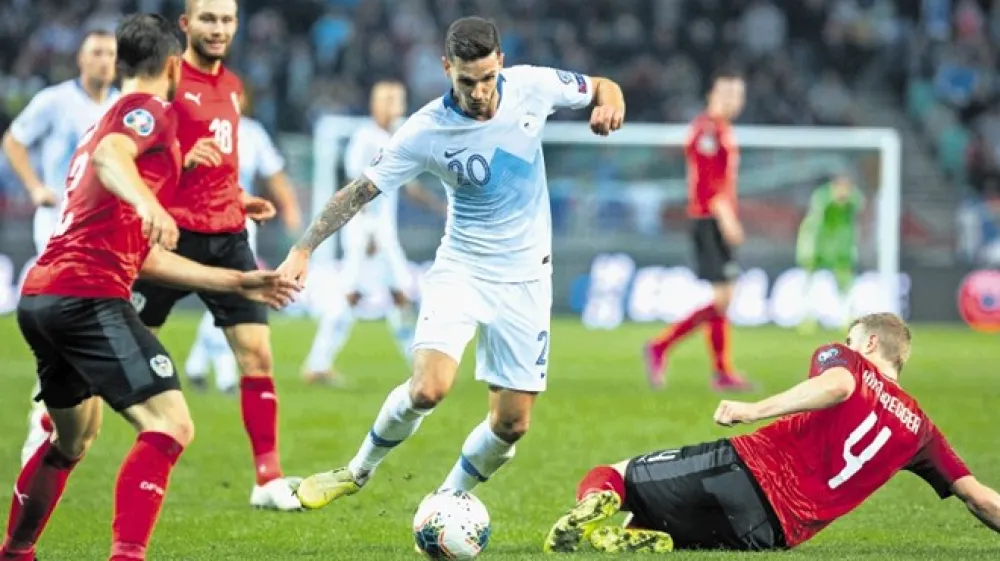 Petar Stojanović (v beli majici) je skupaj z Oblakom, Mevljo in Kurtićem  med četverico, ki je doslej odigrala vse minute v kvalifikacijah za Euro 2020.