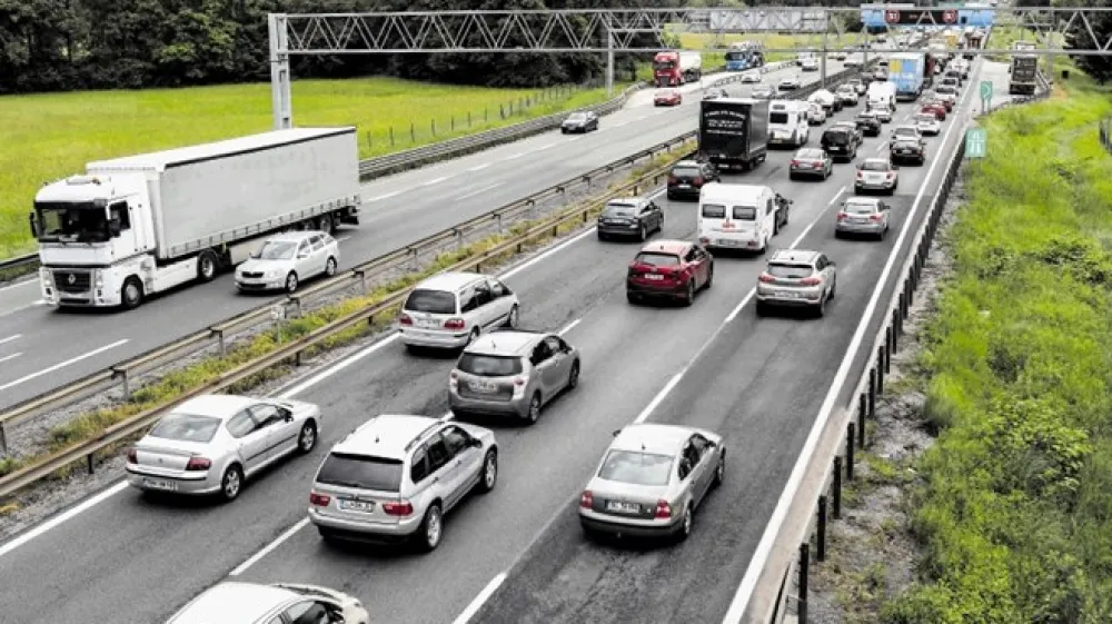Slovenija je močno nad evropskim povprečjem po gostoti tako osebnega kot tovornega prometa.  Na obe kategoriji ključno vplivajo geografske danosti države in Slovenija je na vrhu lestvice predvsem zaradi svoje majhnosti in posledično zelo kratkega avtocestnega omrežja.