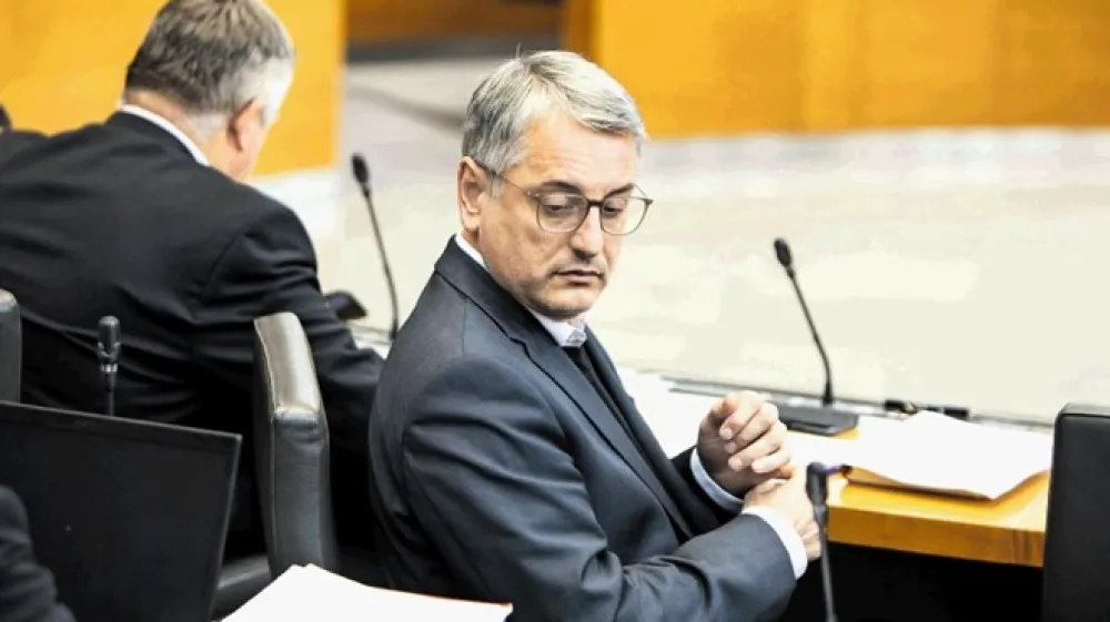 Družinsko podjetje Matjaža Hana, vodje poslanske skupine SD,  je pred časom sklenilo pogodbo z naftno družbo o či&scaron;čenju bencinskih servisov v vrednosti 275.000 evrov. Mrežo Petrolovih bencinskih servisov upravlja Matjaž &Scaron;ifkovič, član SD.