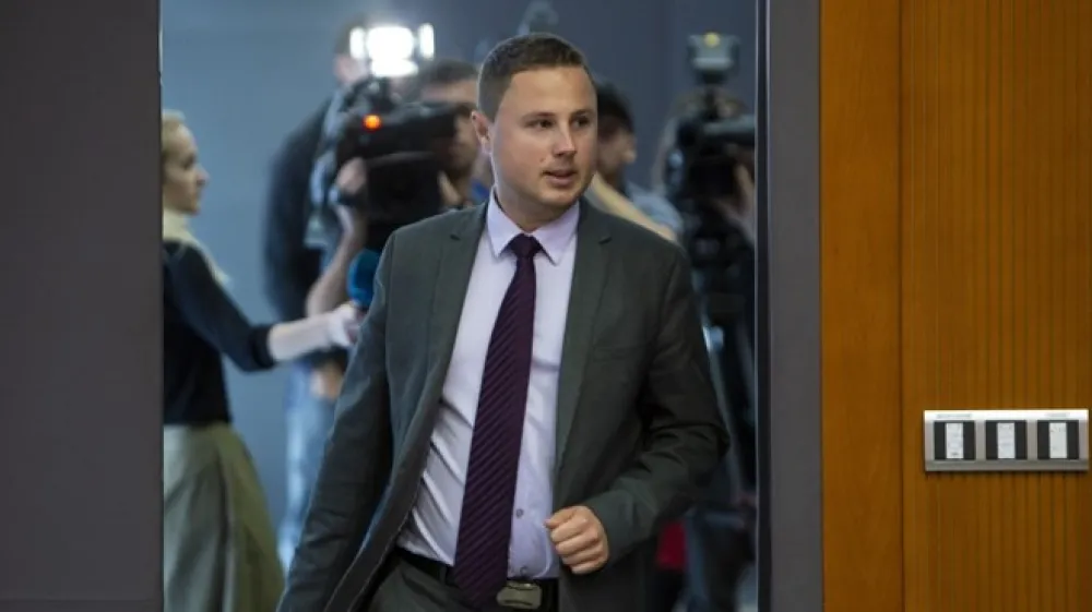 Vrhovni državni tožilec Zvonko Fi&scaron;er je na tožilstvo vložil ovadbo zoper poslanca SDS Žana Mahniča zaradi razžalitve.