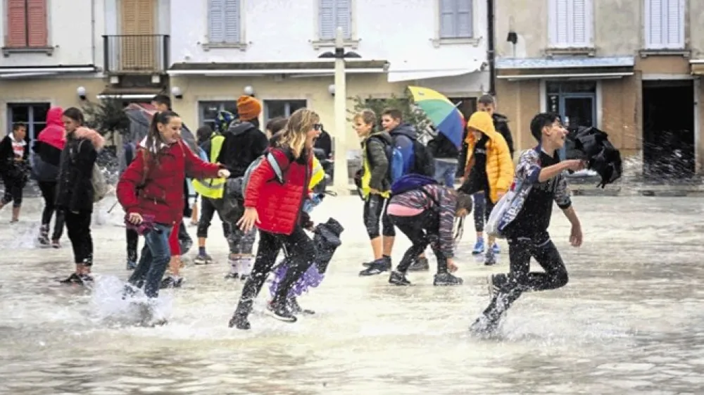 Konec &scaron;olskega tedna so piranski &scaron;olarji proslavili s čofotanjem po Tartinijevem trgu.