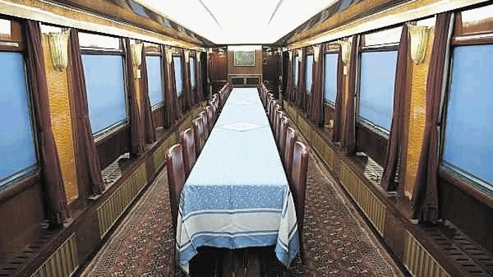 Vlak sestavljajo predsedni&scaron;ki vagon, slovesna dvorana, restavracija, jedilnica (na fotografiji), De Gaullov salon, dva energetska vagona in posebni vagoni za prevoz avtomobilov, ni pa denimo Dolančevega vagona. Pohi&scaron;tvo je izdelano iz mahagonijevega, hru&scaron;kovega in orehovega lesa ter materialov, kot so svila, volna in žamet.