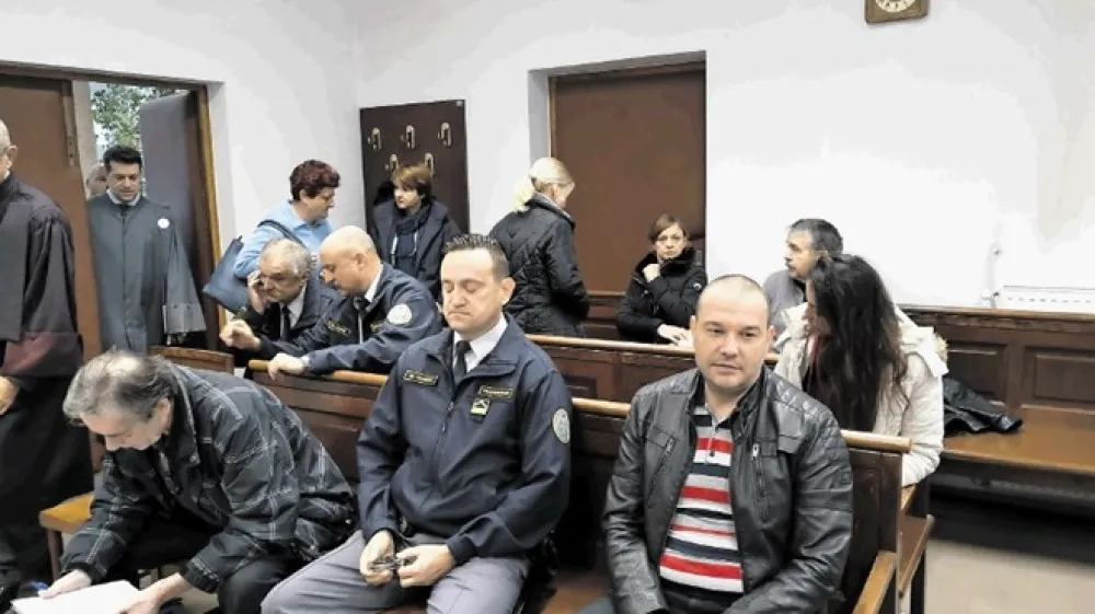 Kriminalna združba se na celjskem sodi&scaron;ču zagovarja zaradi očitkov, da je trgovala z ljudmi in dekleta iz Ukrajine silila v prostitucijo. V ospredju sta Jože Cank (levo)  in Robert Mramor.