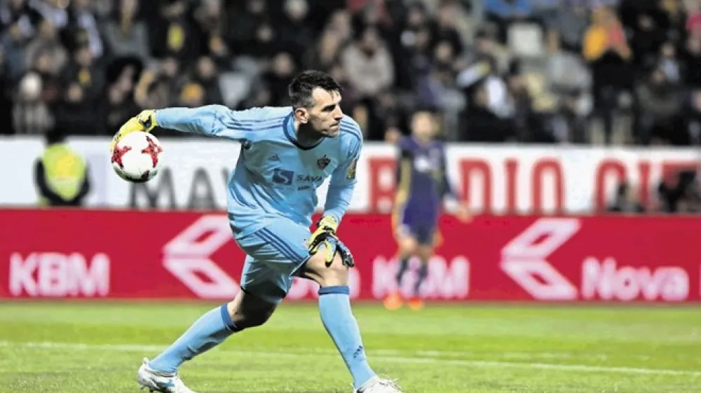 Jasmin Handanović bo kmalu najstarej&scaron;i igralec prve lige.