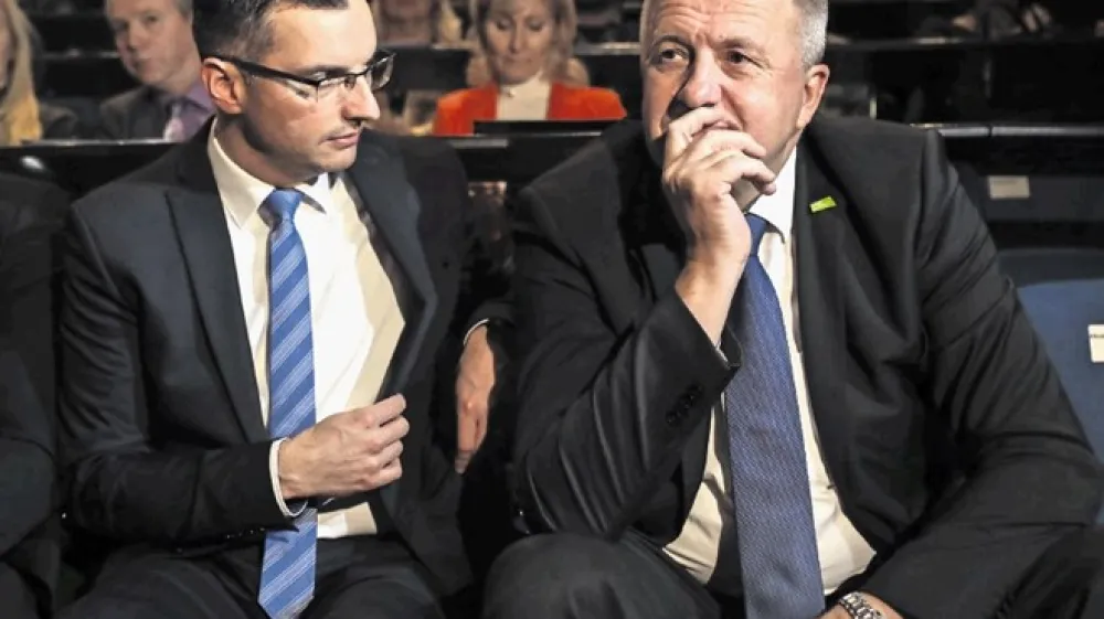 Minister Zdravko Počival&scaron;ek zagotavlja, da ne razmi&scaron;lja o novih koalicijah. Na fotografiji s predsednikom vlade Marjanom &Scaron;arcem  na gospodarskem vrhu.