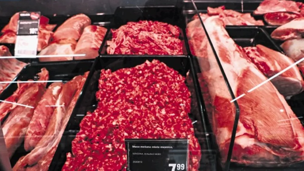 Obve&scaron;čanje uprave za varno hrano o vinobranu v mletem mesu je bilo prepozno, napačno in zavajajoče, so ugotovile avtorice poročila o notranjem nadzoru uprave, ki ga je kmetijska ministrica Aleksandra Pivec pod oznako interno skrila tako pred preiskovanko kot tudi pred strokovnjaki za varno hrano, ki naj bi bili njeni svetovalci.