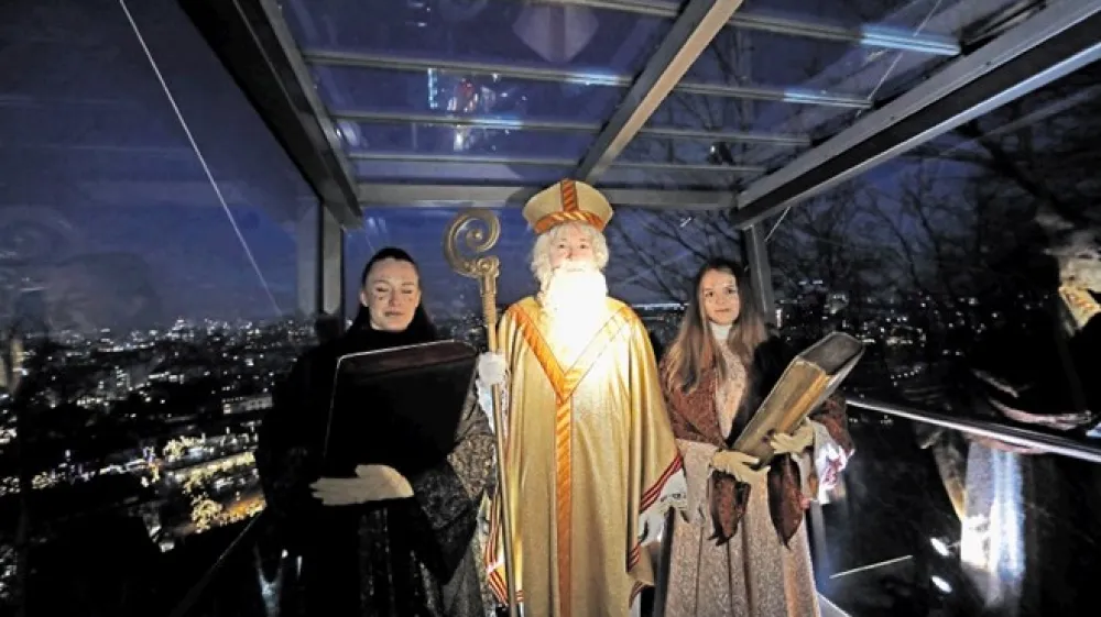 Miklavž se v mesto spusti z Ljubljanskega gradu.