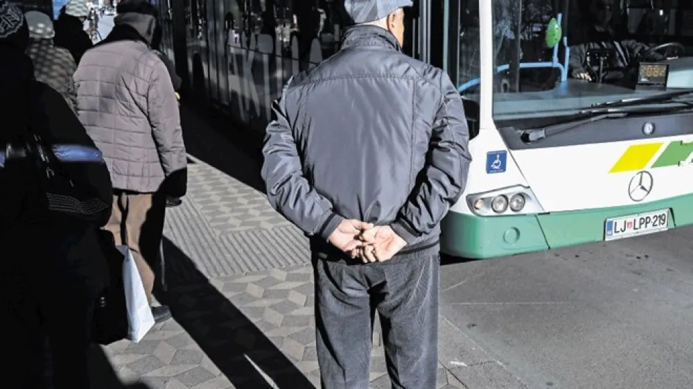 Na ljubljanski občini so prepričani, da če država za določeno družbeno skupino uvaja brezplačne vozovnice, mora to veljati za celotno državo. Prav tako pa bi stro&scaron;ke tak&scaron;ne ugodnosti po njihovem mnenju morala nositi država.