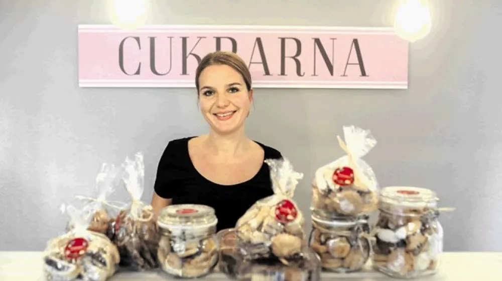 Lina Butenko Černe pi&scaron;kote peče v Cukrarni na Resljevi cesti.