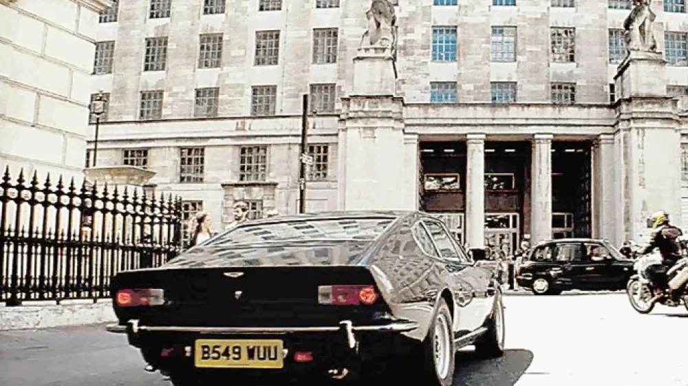 Aston martin V8 vantage (zgoraj) je identičen tistemu iz filma Dih smrti (The living daylights), medtem ko je povsem nov  atraktiven DBS superleggera.