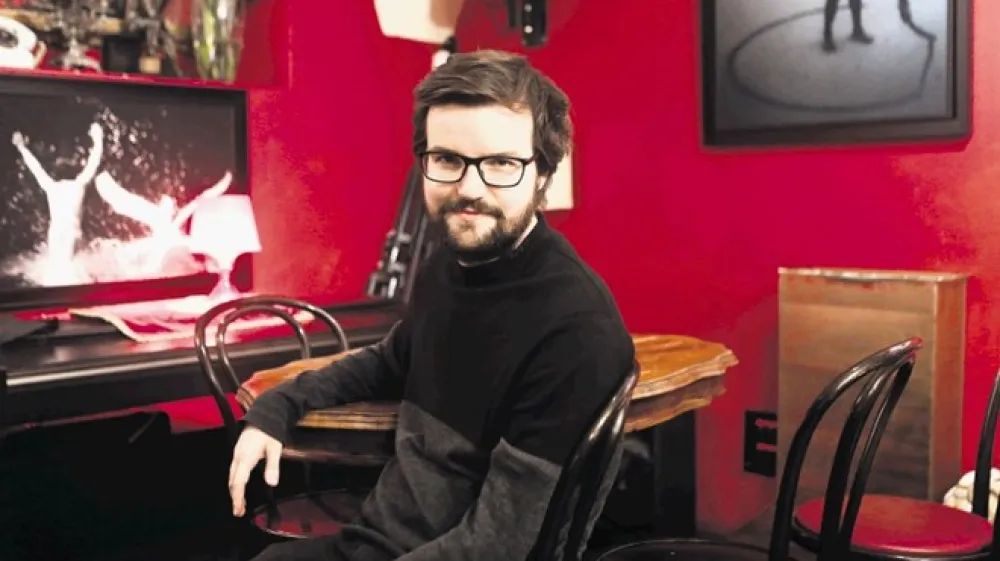 &raquo;Danes večkrat naletimo na stali&scaron;če, da bi moral ustvarjalec čim prej vzpostaviti prepoznavno avtorsko poetiko. Mene je to vedno odbijalo; zdelo se mi je, da lahko tako hitro zapade&scaron; v &scaron;ablone, zato sem se posku&scaron;al temu načrtno izmikati,&laquo; priznava Tin Grabnar.