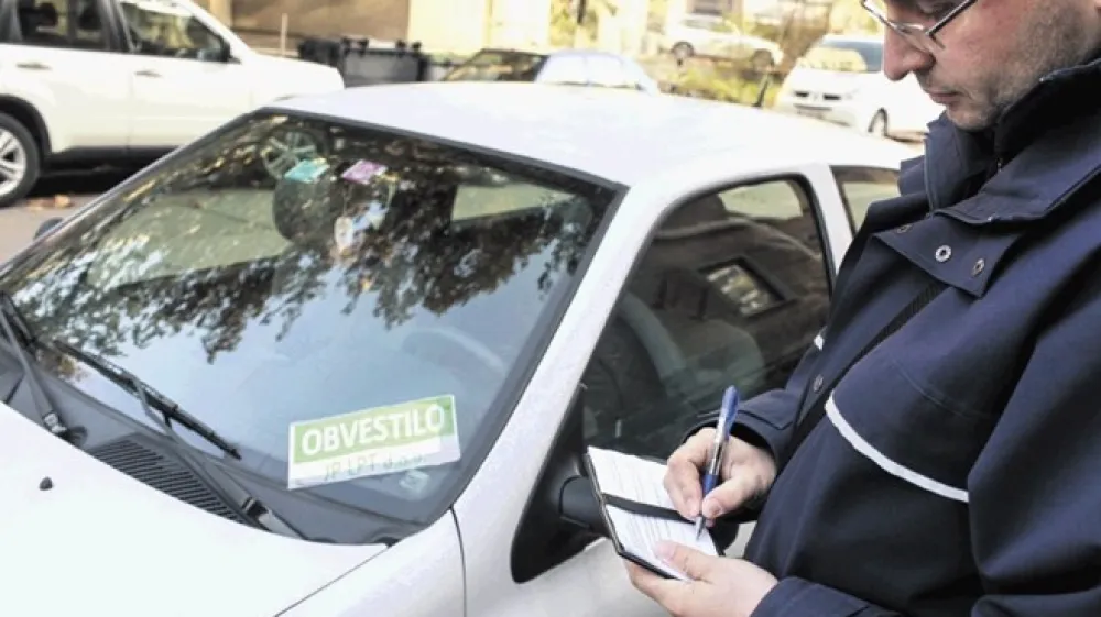 Ker pri nas neplačano parkirnino vodijo kot prekr&scaron;ek, podatkov o tujih voznikih ne morejo dobiti. Evropska direktiva sicer omogoča pridobitev podatkov o kr&scaron;iteljih iz tujine, vendar le za prekr&scaron;ke, ki ogrožajo prometno varnost, ne pa tudi tiste, povezane s parkiranjem.