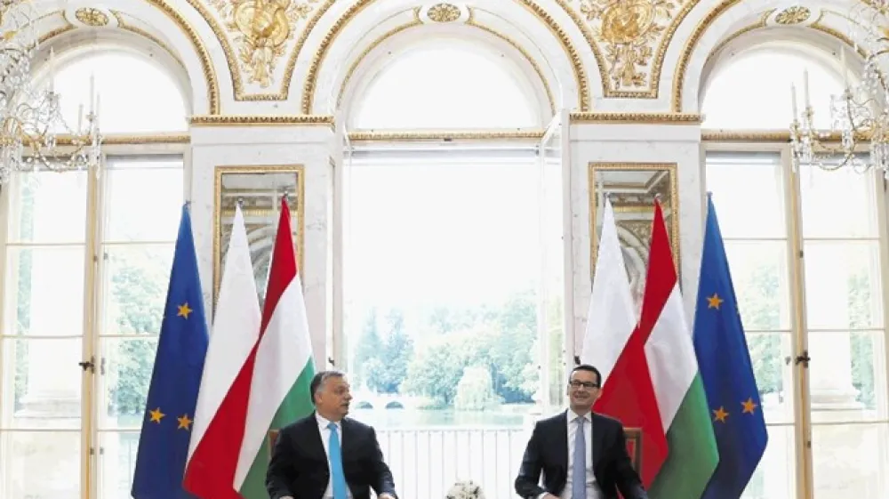 Madžarski premier Viktor Orban in poljski premier Mateusz Morawiecki si drug drugemu zagotavljata veto v postopku zaradi kršenja vladavine prava v evropskem svetu. Morebitne sankcije, do katerih postopek sploh še ni pripeljal, zato ne bi mogle biti sprejete.