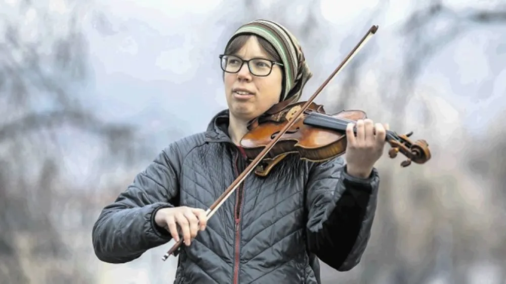 Barja Drnov&scaron;ek, violinistka: Ni lahko najti prostorov za igranje. Seveda bi vsak dan igrala v Cankarjevem domu, a to so redke priložnosti. Zato i&scaron;čemo alternativne prostore, sploh za folk glasbo, kar je v Sloveniji problem.