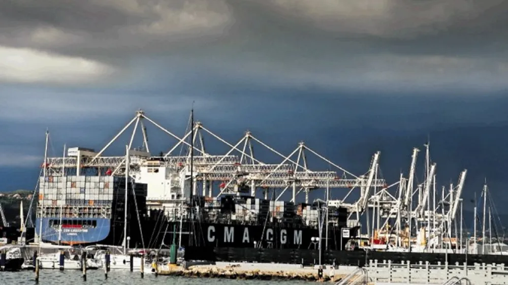 Luka Koper je lani pretovorila 22,8 milijona ton tovora, ki ga je v zaledje odpeljalo 22.329 vlakov in kar 337.940 tovornjakov.