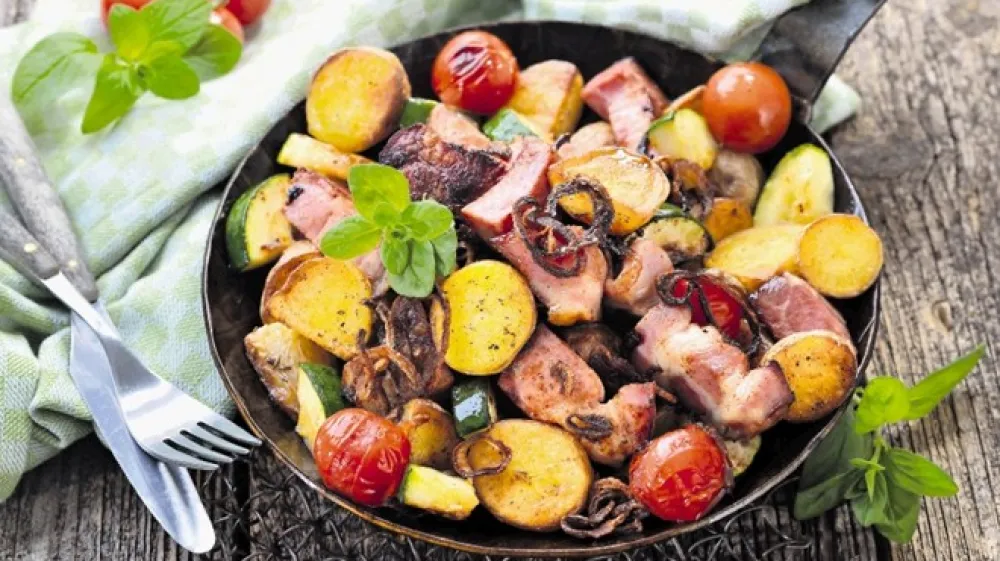 Krompir, meso in sveža zelenjava so v alpskih ponvah stalnica, ki ji lahko dodamo &scaron;e marsikaj.