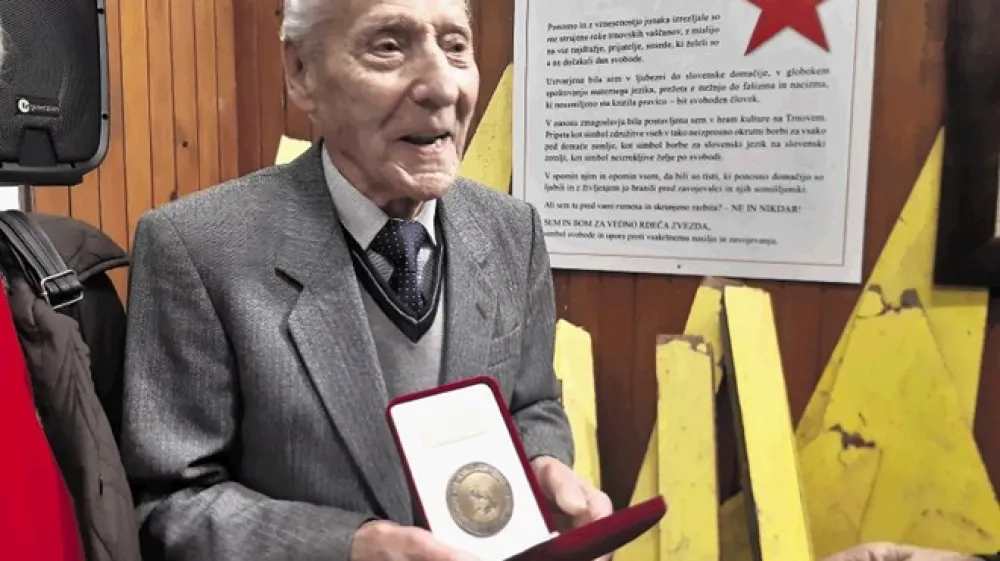 Danes 93-letni Jožef Silič je edini znani še živeči udeleženec bitke za Trnovo. Včeraj je za svojo hrabrost prejel zlato Vojkovo priznanje.