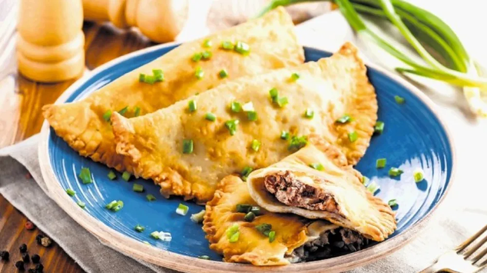 K čeburekom se prileže   sveža zelenjava, denimo mlada čebula.