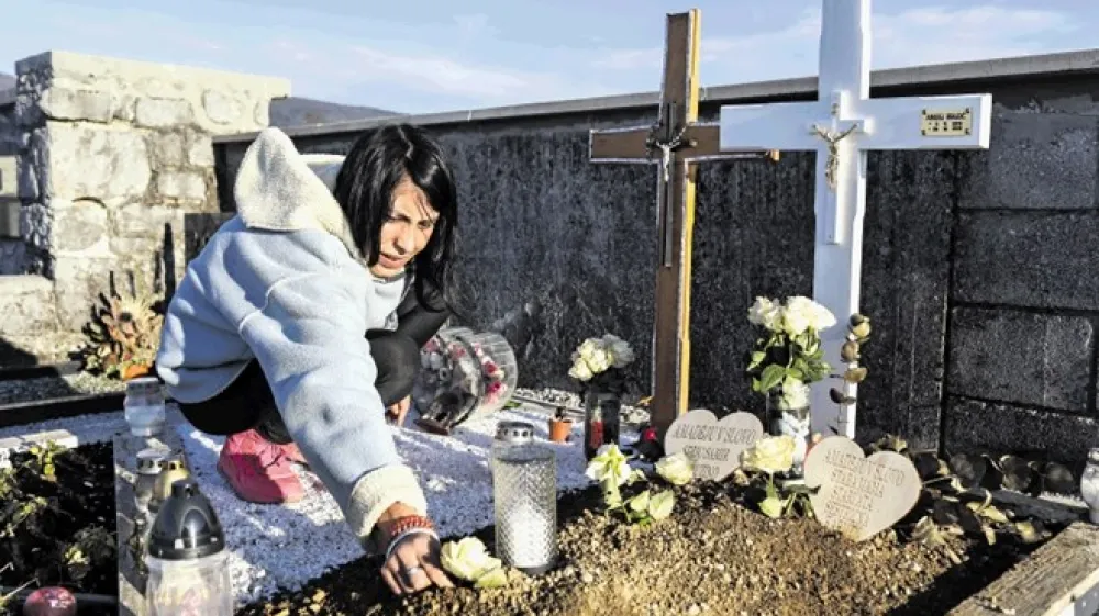 Romska mati Jasna: »Bila je tema in nisem mogla videti, kaj se dogaja. Elektrike nimamo. Ko je prišlo jutro, je bil otrok mrtev.«