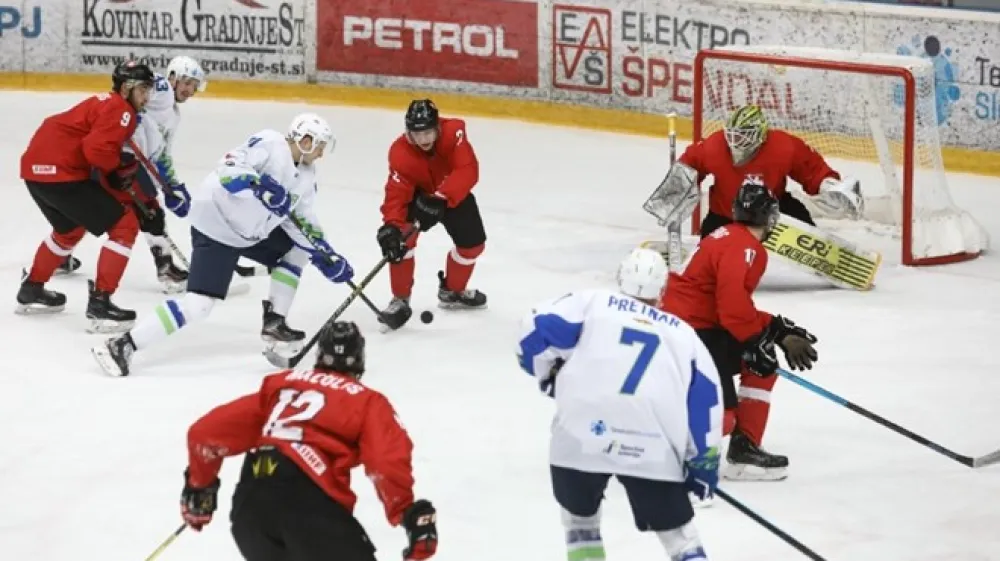 Hokejisti Slovenije (v belih dresih) so po pričakovanjih visoko premagali Litovce,  zabili so jim 12 golov.