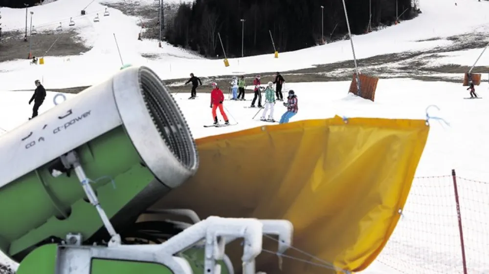 Topovi so letos v Kranjski Gori gosto postavljeni, saj naravnega snega ni in ni. Foto: Jaka Gasar