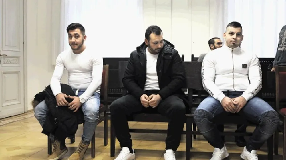 Obtoženi očitke tožilstva zanikajo. Na fotografiji od leve proti desni: 20-letni Blaž Grm, 27-letni Jože Rus in 24-letni Cvetko Grm.