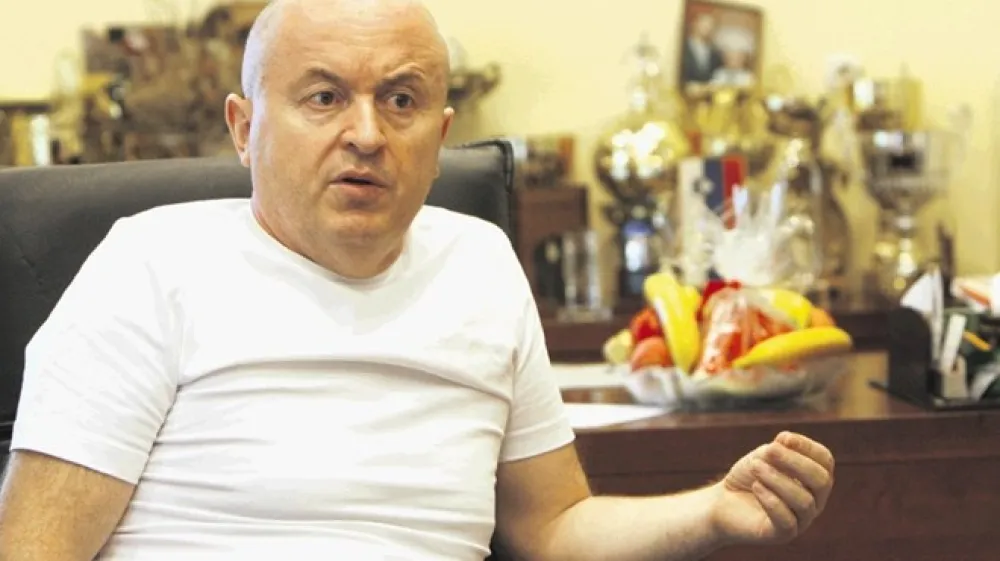 Ljubljansko sodi&scaron;če je zaradi težav z Rastoderjevo nenavzočnostjo ločilo kazenski postopek zoper Rastoderja in soobtoženega, tako da je Rastoderju začelo soditi posebej. Tudi zdaj pa se sojenje po na&scaron;ih informacijah &scaron;e ni premaknilo daleč.