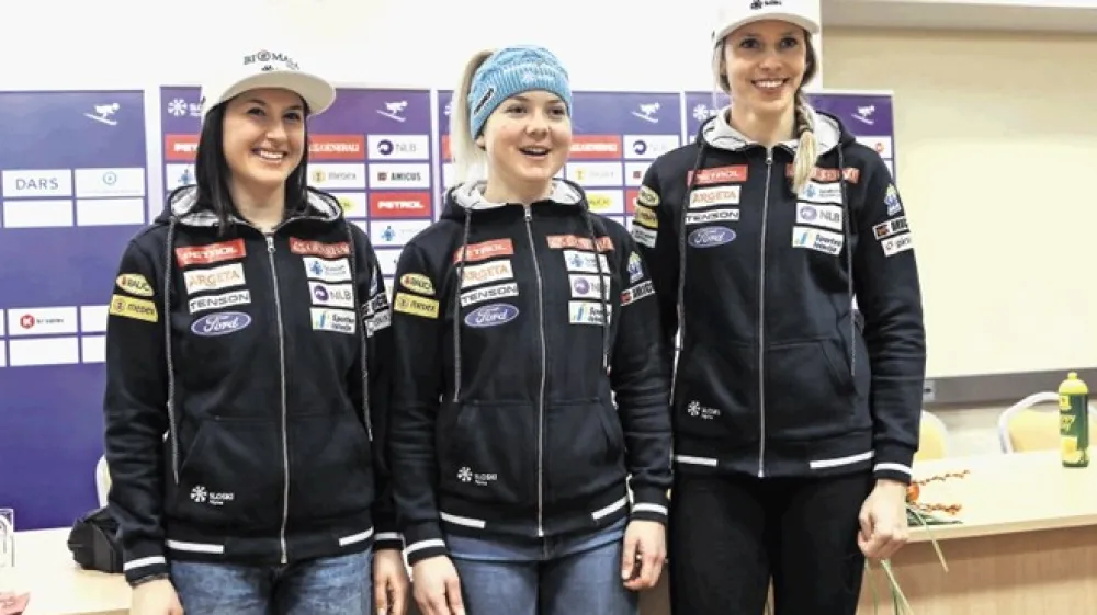 Slovenske alpske smučarke (z leve: Tina Robnik, Meta Hrovat in Ana Bucik) računajo na uspe&scaron;ne nastope v Kranjski Gori.