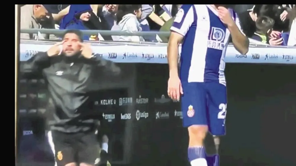 Kondicijski trener Mallorce Dani Pastor  je na nedeljski tekmi &scaron;panske lige proti klubu Espanyol iz Barcelone po po&scaron;kodbi Salva Seville nadomestnega igralca poklical kar s pomočjo rasistične geste.