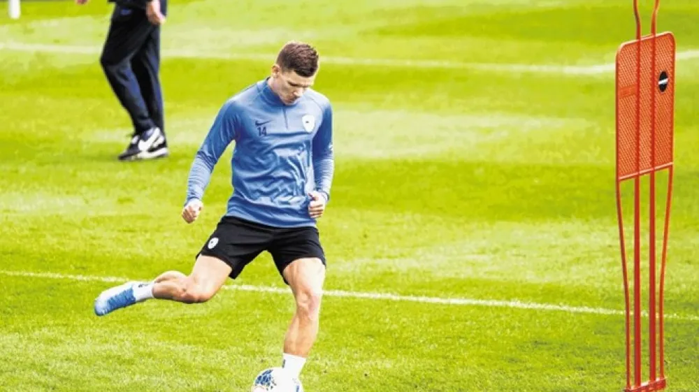 Reprezentant Roman Bezjak, ki je za Slovenijo odigral 33 tekem in dosegel pet golov, je danes poskrbel za prestopno bombo, ko je podpisal pogodbo z Olimpijo do konca sezone z možnostjo podalj&scaron;anja.