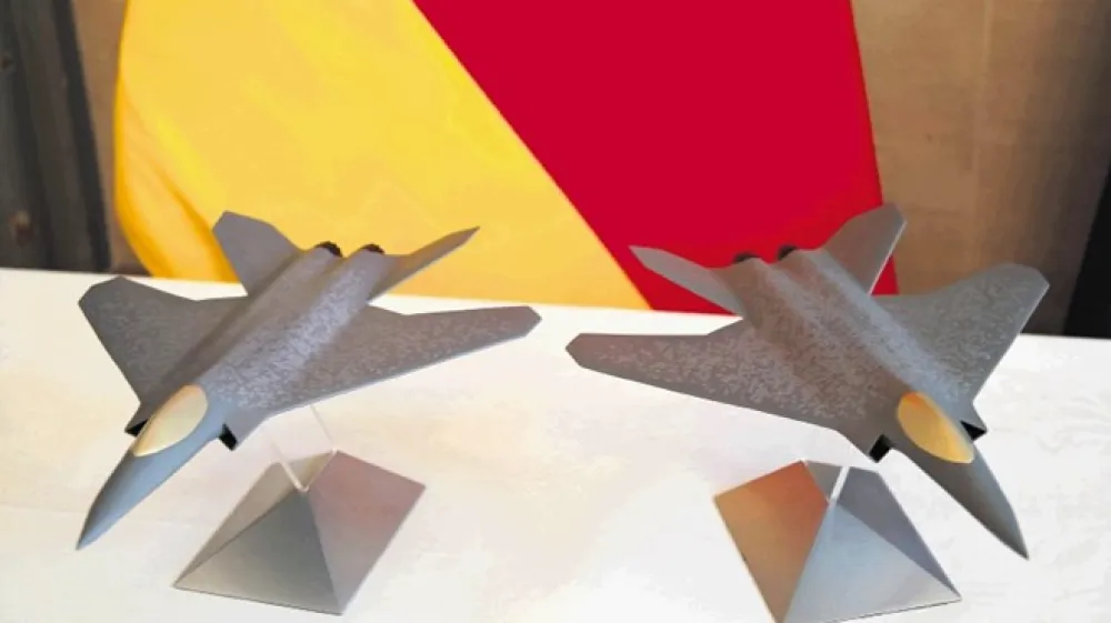 Model evropskega bojnega letala naslednje generacije na predstavitvi v Parizu