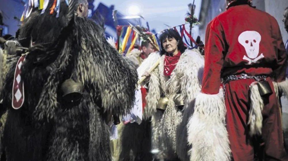 Danes so v kurentiji cele družine, saj se tako tradicija najlep&scaron;e prena&scaron;a na mlaj&scaron;e rodove. In tudi ženske so aktivno vključene v izvajanje in ohranjanje kurentovih obhodov, tako da tudi same oblečejo kurentijo.