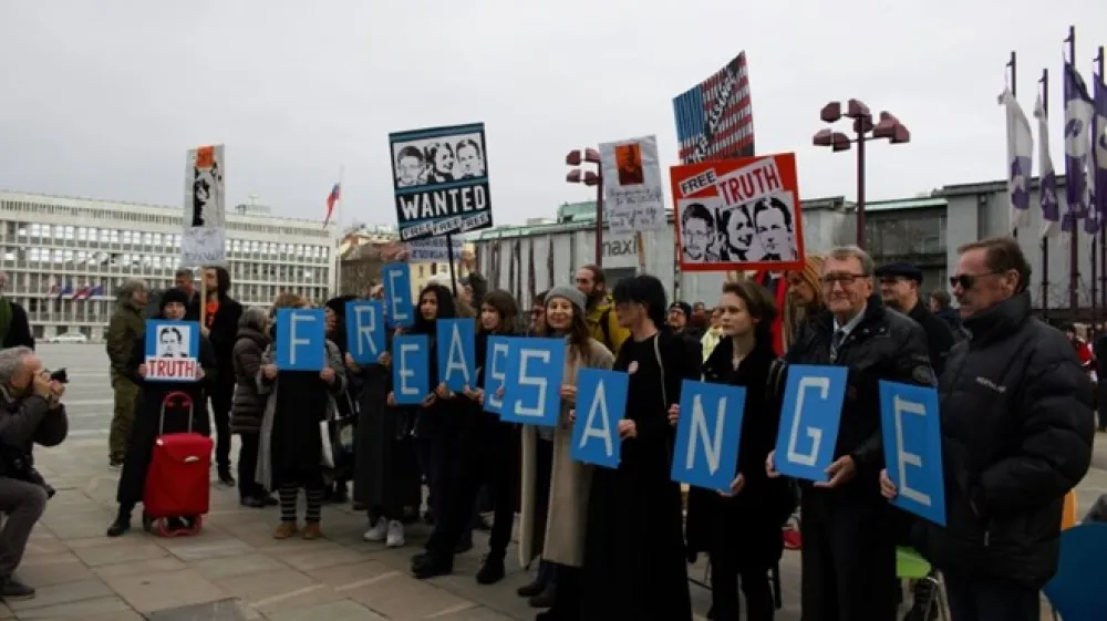 Iz zvočnikov pred britansko ambasado v Ljubljani prihaja pesem skupine Laibach z naslovom &raquo;Whistleblowers&laquo;, po slovensko žvižgači. Larisa Jeknić