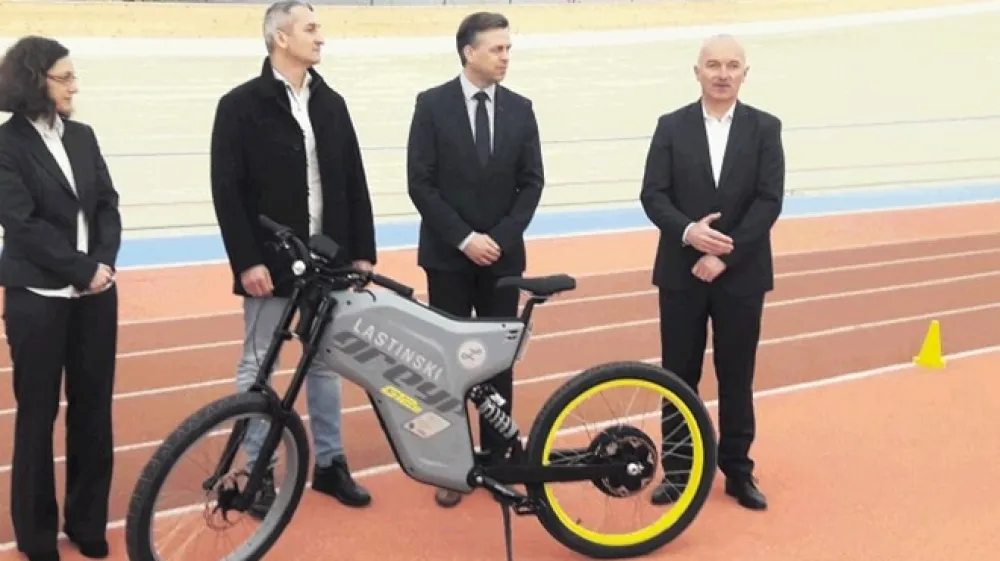 &raquo;Tuji kolesarji, ki prihajajo k nam na treninge, vedno spra&scaron;ujejo, ali imamo tak&scaron;no kolo. In zdaj ga imamo,&laquo; pravi  prvi mož novome&scaron;kih kolesarjev Bogdan Fink (desno). Ob njem (z leve) direktorica Zavoda Novo mesto Dolores Kores, Samo Omerzel iz podjetja Lastinski inženiring in župan Gregor Macedoni.