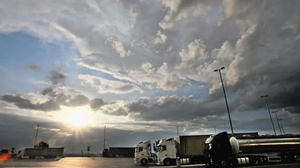 Polovica tovora, ki prispe v na&scaron;e edino tovorno pristani&scaron;če, od tam nadaljuje pot po cesti in dve tretjini tega tovora sta namenjeni v tujino. Predvsem na ta segment bi zapiranje državnih meja &ndash; ne toliko z Italijo, temveč veliko bolj z Avstrijo in Madžarsko &ndash; imelo bistven vpliv.