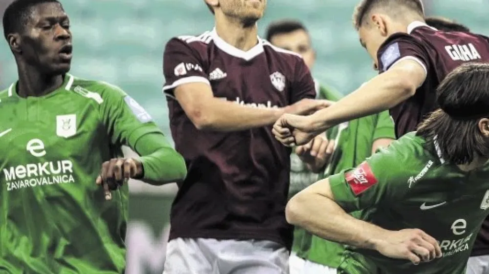 Kapetan Triglava Ale&scaron; Mertelj (v redči majici) je bil nere&scaron;ljiva uganka za nogometa&scaron;e Olimpije.