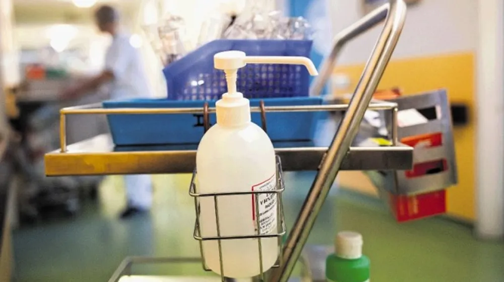 Po včeraj&scaron;nji odredbi ministrstva bodo morali proizvajalci prodajo razkužil na trgu ustaviti. Ne sme jih namreč zmanjkati za ustanove, ki jih nujno potrebujejo.