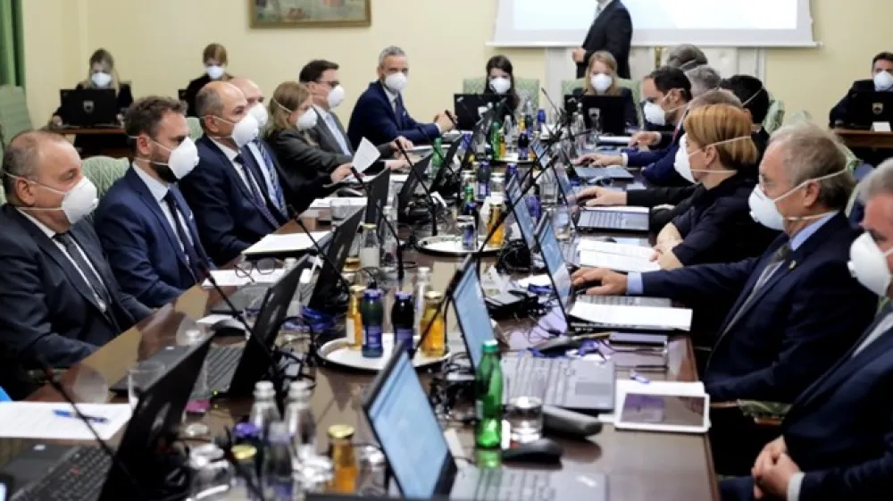 Kmalu po začetku  seje je vlada na twitterju objavila fotografije, na katerih nosijo ministri za&scaron;čitne maske.