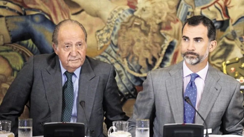 &Scaron;panski kralj Filip VI. (desno) se posku&scaron;a oddaljiti od svojega slavnega, a nečastnega očeta, nekdanjega kralja Juana Carlosa I.