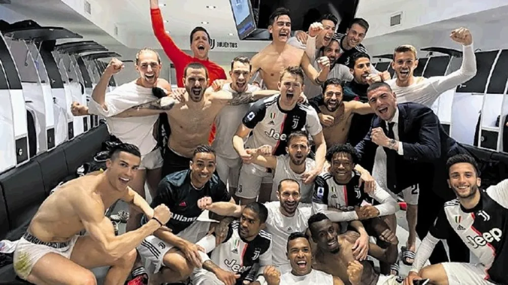 Nogometa&scaron;i Juventusa so takole slavili zmago proti Interju, med njimi  je bil tudi Daniele Rugani, ki je bil nekaj dni pozneje pozitiven na testu za koronavirus.