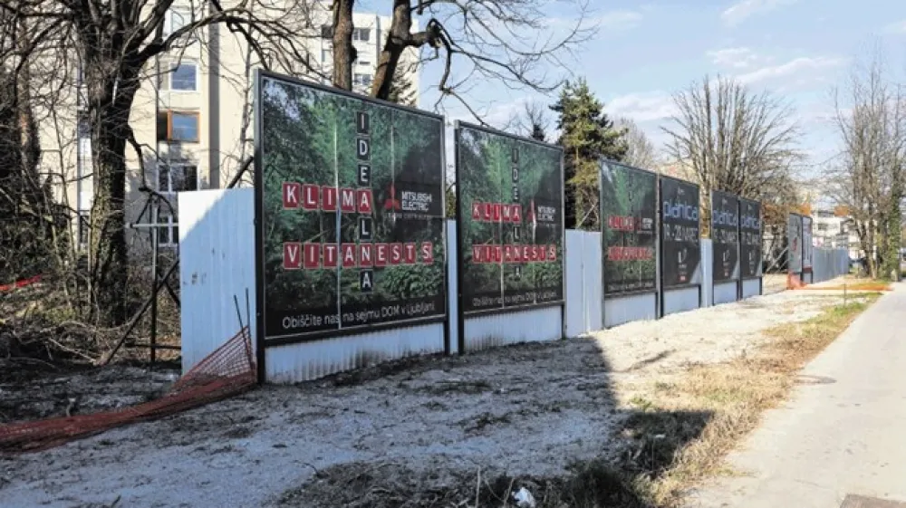 Na zemlji&scaron;ču ob Trža&scaron;ki cesti, kjer so poru&scaron;ili dotrajana poslopja, je zdaj zrasla ograja oglasnih panojev.