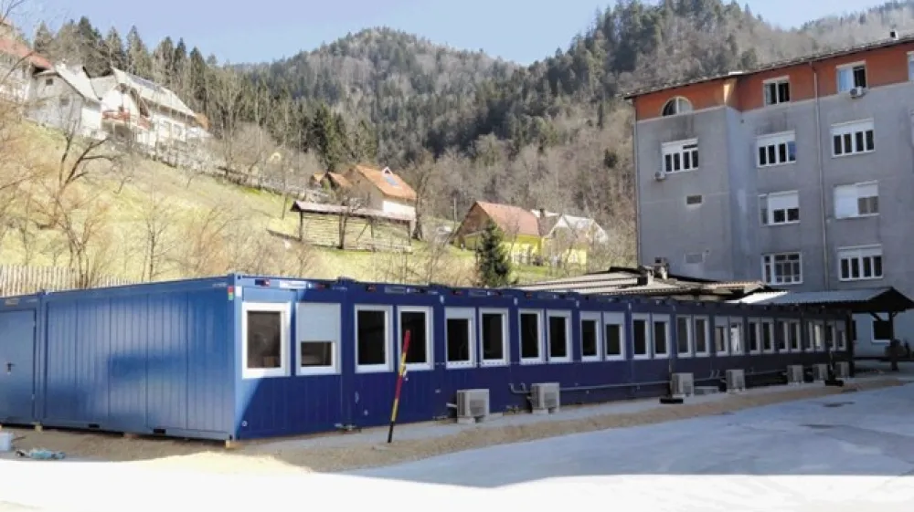 Namesto  &scaron;otorov, v katerih je pred leti delovala urgenca, so za tokratno sanacijo jeseni&scaron;ke bolni&scaron;nice postavili zabojnike, v katerih bo deloval bolni&scaron;nični oddelek in ki jih je vr&scaron;ilec dolžnosti direktorja bolni&scaron;nice Miran Rems v &scaron;ali poimenoval &raquo;glamping&laquo;.