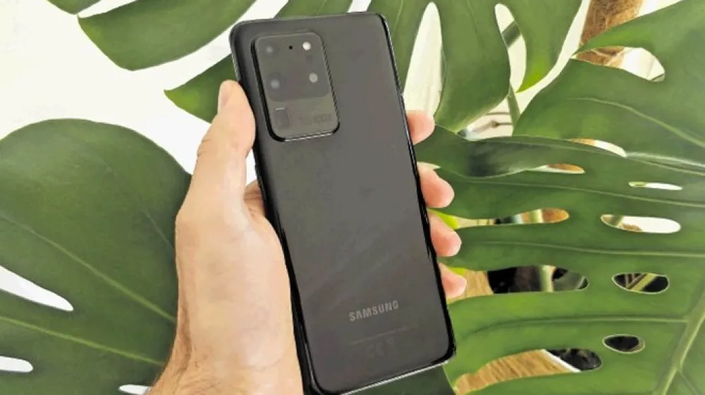 Samsung si je z mobilnikom galaxy s20 ultra zadal ambiciozen načrt. Izdelali so res zmogljiv telefon in ga opremili z orja&scaron;ko kamero. Nekje vmes pa se je izgubil občutek za estetiko in udobno uporabni&scaron;ko izku&scaron;njo.