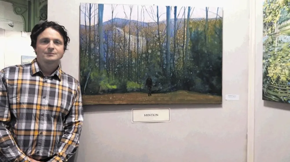 Slikar Gregor Pratneker ob delu Na robu gozda, ki je februarja prejelo nagrado Salona francoskih umetnikov.