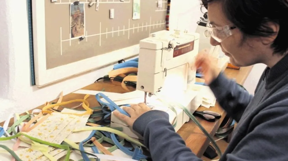 Med modnimi oblikovalkami, ki so se posedle za &scaron;ivalni stol, da za&scaron;ijejo pralne obrazne maske,  je tudi Maja Modrijan.