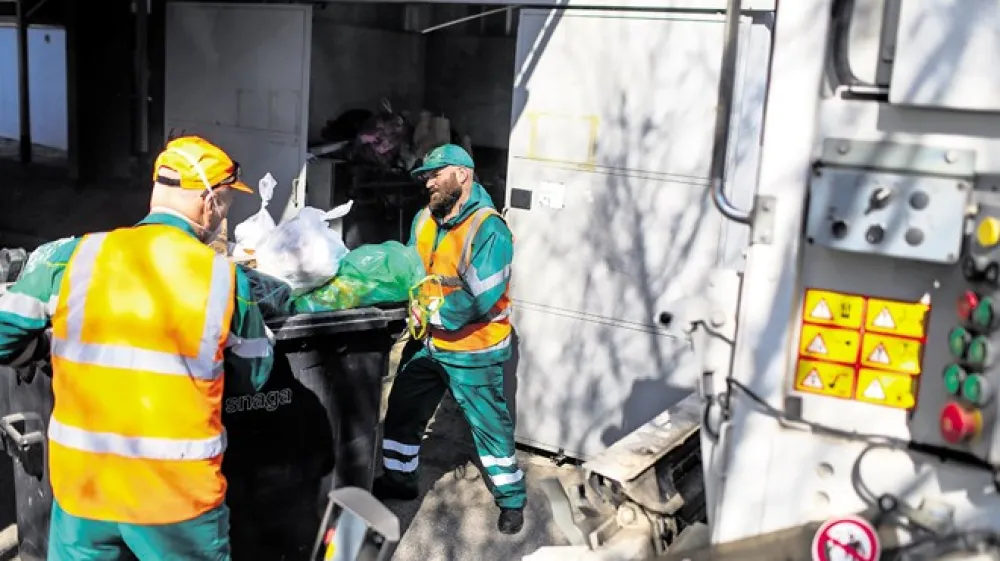 Mario in Zenaid med svojim vsakodnevnim delom. Marsikaj sta že videla v zabojnikih, doživela pa tudi. Danes ju ne preseneti nič več. (Foto: Bojan Velikonja)